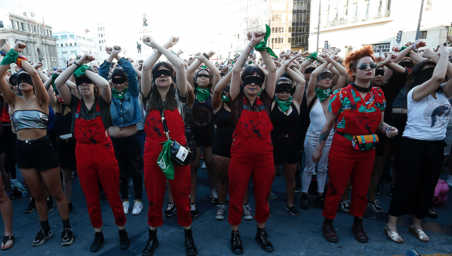 Colectivo LasTesis pidió la destitución de Macarena Santelices como Ministra de la Mujer