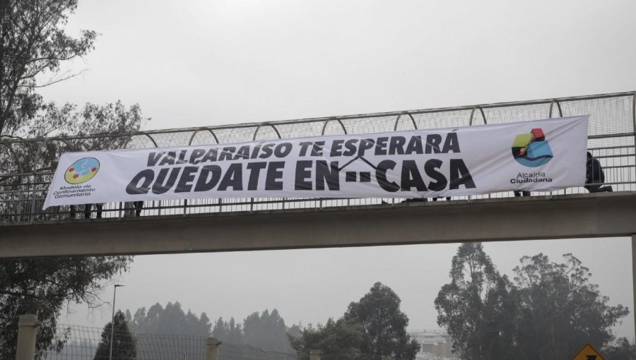 Con un lienzo desplegado en la ruta 68, llaman a no visitar Valparaíso en tiempos de pandemia