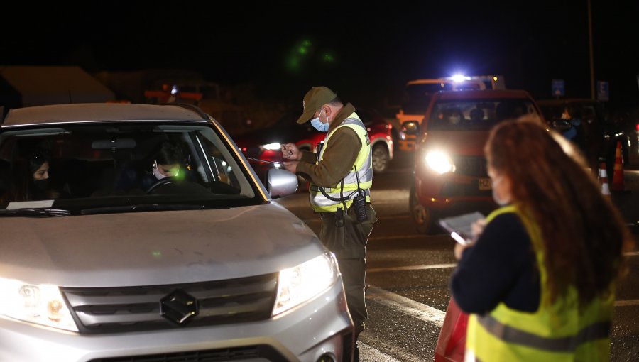 Carabineros retuvo a 620 personas por no respetar toque de queda esta madrugada