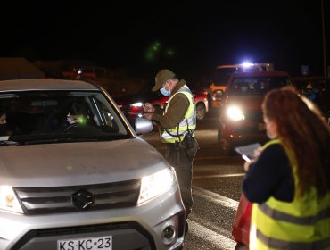 Carabineros retuvo a 620 personas por no respetar toque de queda esta madrugada