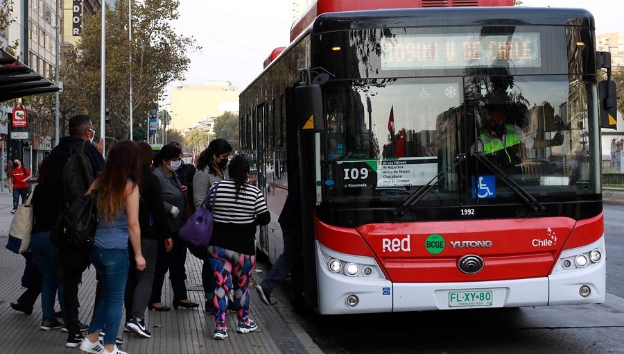 Viajes en el transporte público de Santiago aumentaron durante las últimas semanas