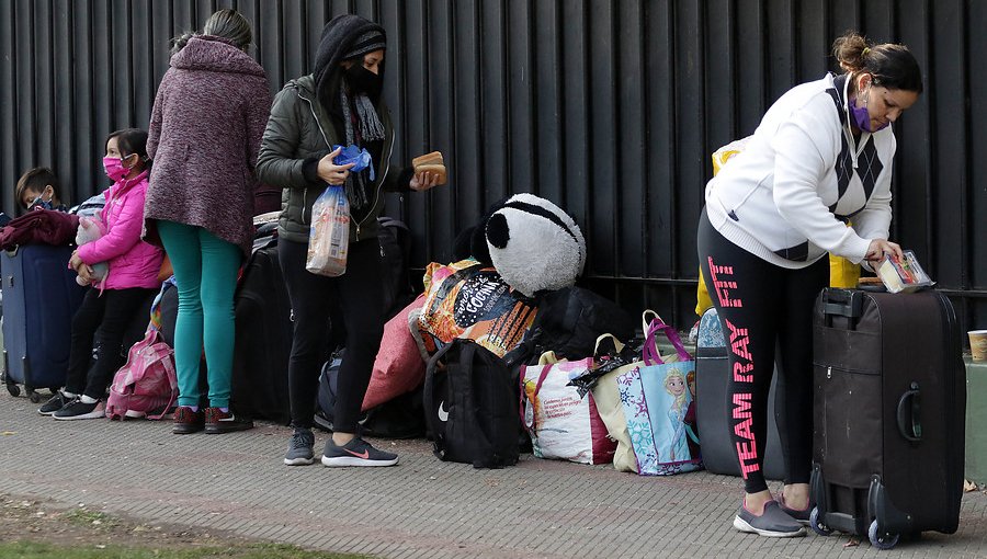 Descartan habilitar albergue para venezolanos que acampan afuera de su embajada en Providencia