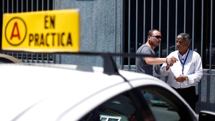 Modificación legal permitirá cursar clases online para obtener licencia de conducir profesional