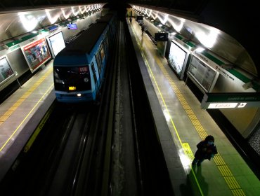 Metro de Santiago registró una caída de 52,9% de pasajeros en marzo por la pandemia