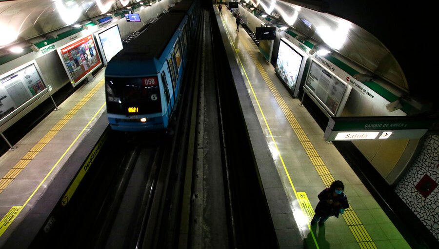Metro de Santiago registró una caída de 52,9% de pasajeros en marzo por la pandemia