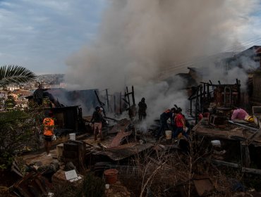 Ocho viviendas fueron afectadas por incendio en cerro Santo Domingo de Valparaíso