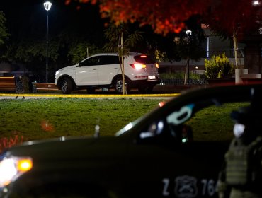 Descubren arma de guerra al interior de vehículo abandonado en plaza de Providencia