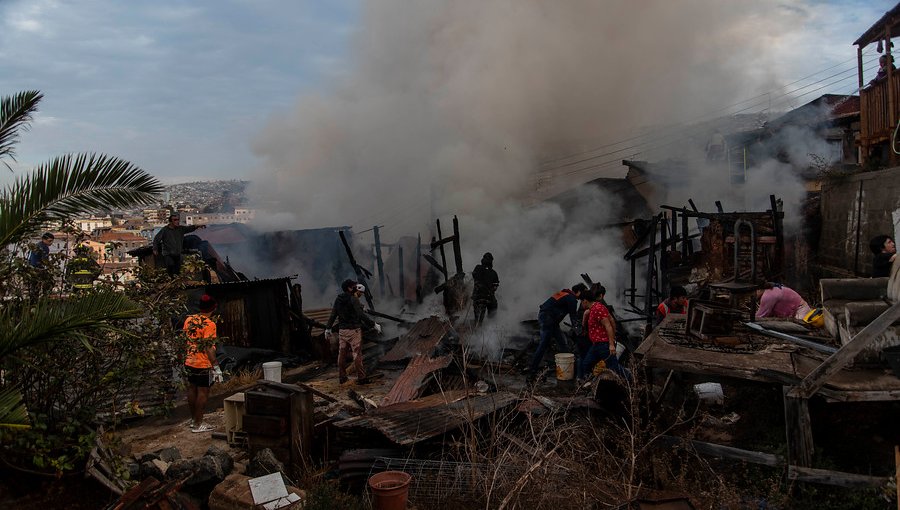 Ocho viviendas fueron afectadas por incendio en cerro Santo Domingo de Valparaíso