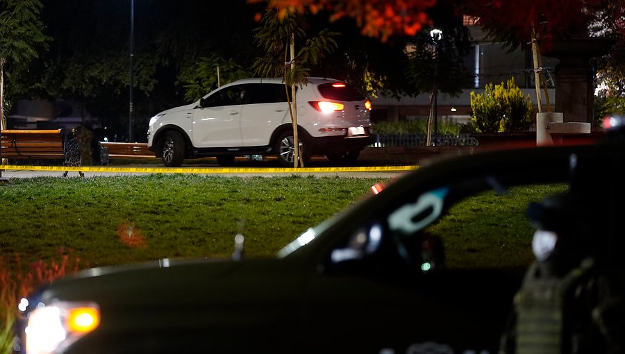 Descubren arma de guerra al interior de vehículo abandonado en plaza de Providencia