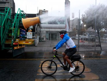 Megacamión minero comenzó a sanitizar las principales avenidas de Santiago