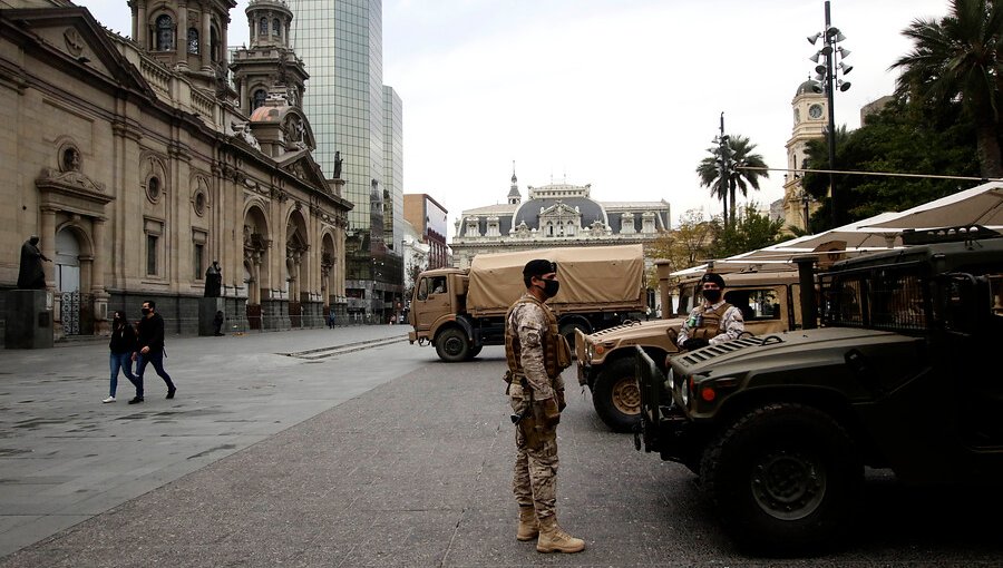 "Boinas Negras" coparon la Plaza de Armas de Santiago y fiscalizaron junto a las policías