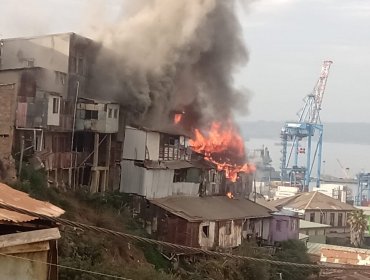 Al menos ocho viviendas han sido afectadas por incendio en el cerro Santo Domingo de Valparaíso