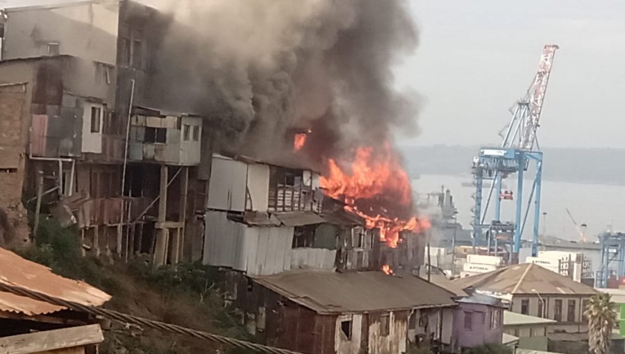 Al menos ocho viviendas han sido afectadas por incendio en el cerro Santo Domingo de Valparaíso