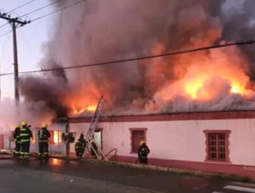 Hallan cuerpo sin vida entre escombros de incendio que consumió cinco viviendas en Limache