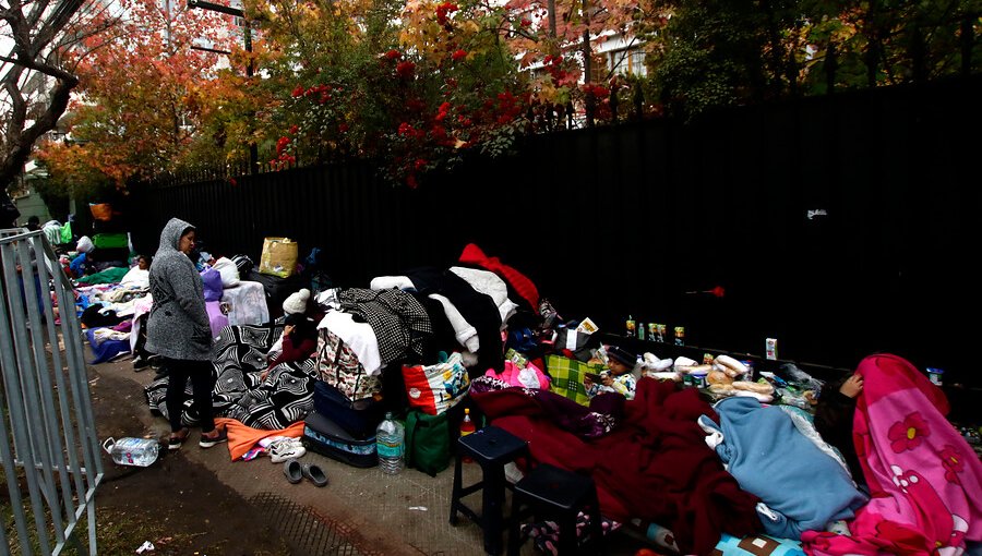 Parroquia La Anunciación acudió en ayuda de venezolanos que acampan en embajada en Providencia