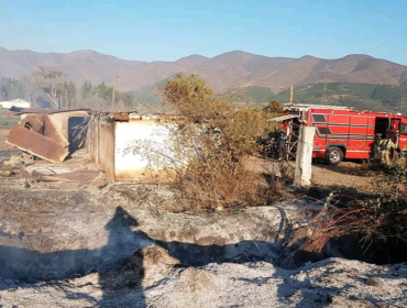 Incendio afectó a dos inmuebles deshabitados y consumió dos hectáreas de pastizales en Quillota