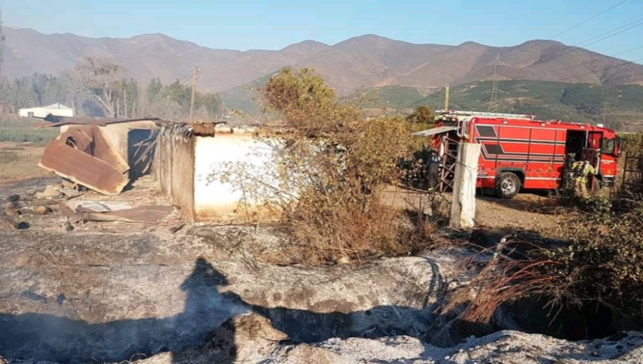 Incendio afectó a dos inmuebles deshabitados y consumió dos hectáreas de pastizales en Quillota