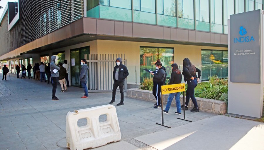 Se registran largas filas en clínicas privadas para realizar exámenes PCR