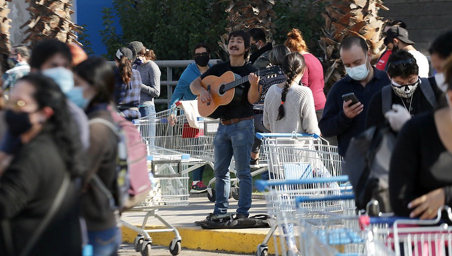 Largas filas se registran en supermercados del Gran Santiago tras anunciada la cuarentena total