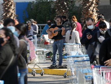 Largas filas se registran en supermercados del Gran Santiago tras anunciada la cuarentena total