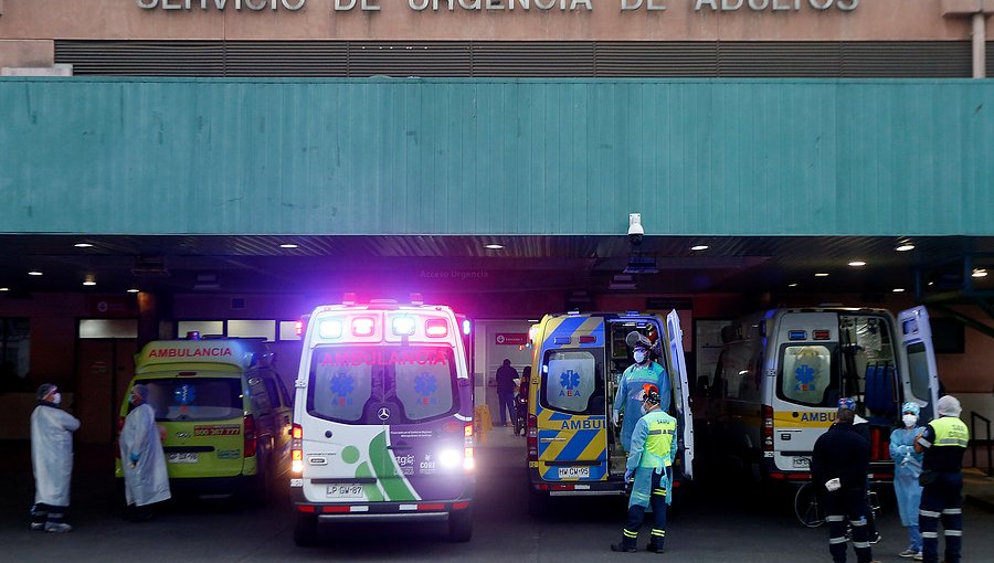 Pacientes sospechosos de Covid-19 esperaron por atención en ambulancias del Hospital San José