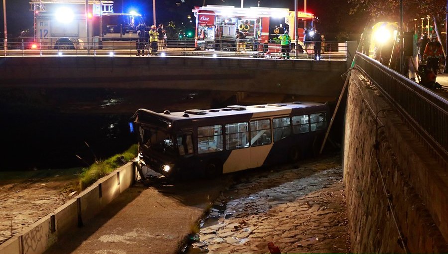 Bus del Transantiago cayó al lecho del río Mapocho: conductor quedó atrapado