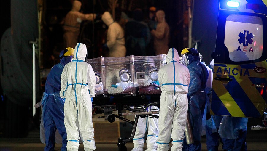 Trasladan a primeros dos pacientes contagiados con Covid-19 desde Santiago a Concepción