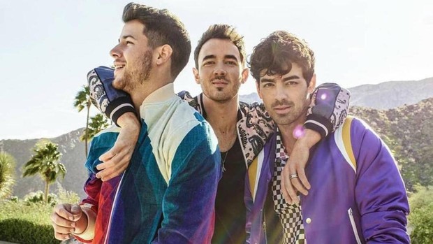 Jonas Brothers causan furor al publicar dos nuevos hits incluyendo colaboración con Karol G