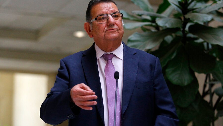 Fiscalía abre investigación por viaje de senador Quinteros a Puerto Montt sin esperar resultados del test de Covid-19