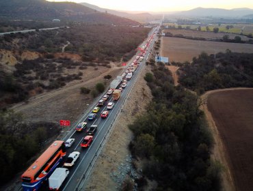 Gobernador de Valparaíso descarta que congestión vehicular en la ruta 68 sea por santiaguinos que buscan evadir la cuarentena