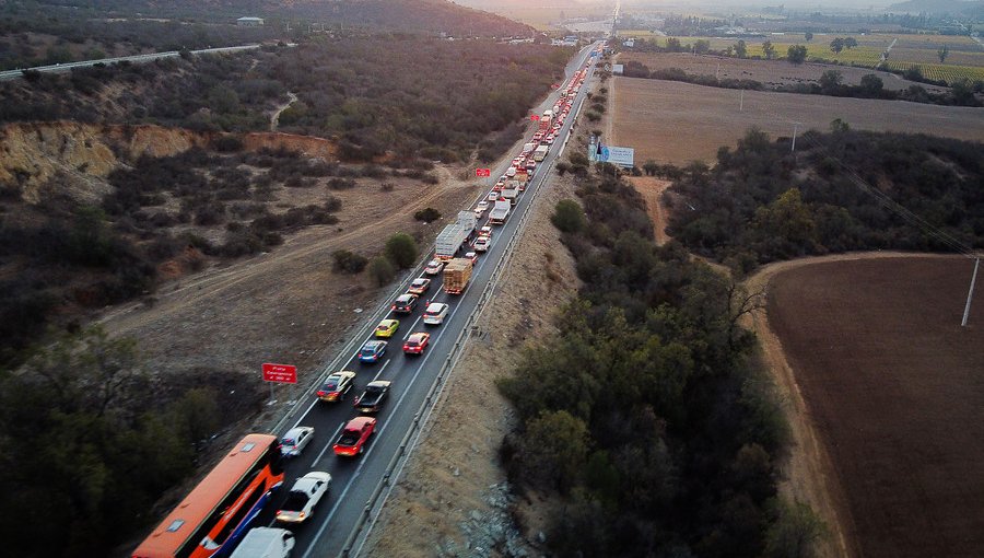 Gobernador de Valparaíso descarta que congestión vehicular en la ruta 68 sea por santiaguinos que buscan evadir la cuarentena