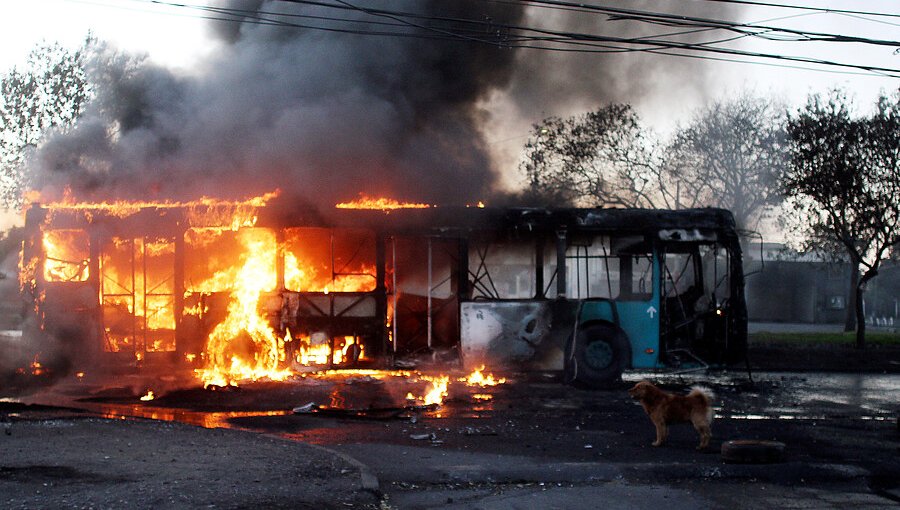 Vecinos de Villa Francia se sumaron a las protestas: incidentes dejan un bus del Transantiago quemado