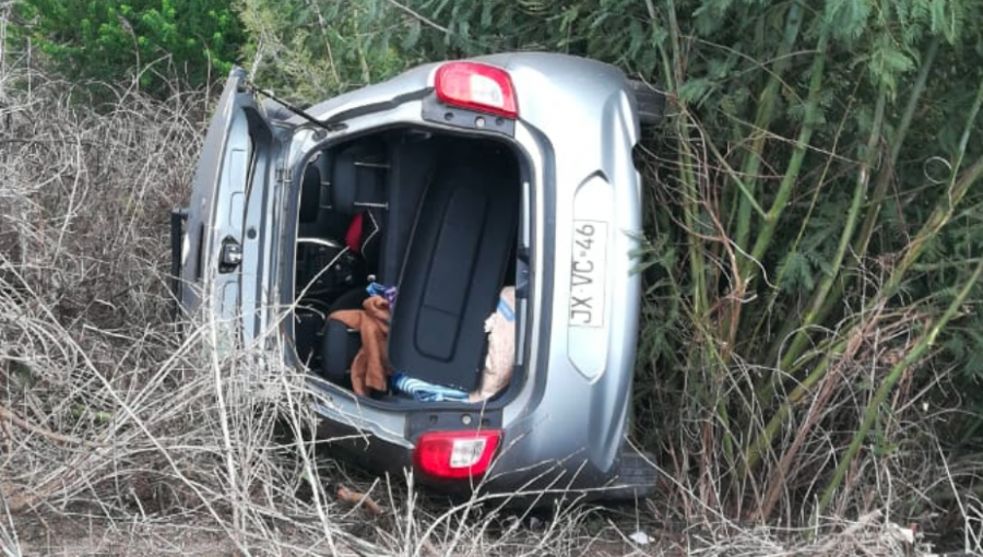 Vehículo menor desbarranca con dos mujeres a bordo en la ruta Las Palmas de Viña del Mar