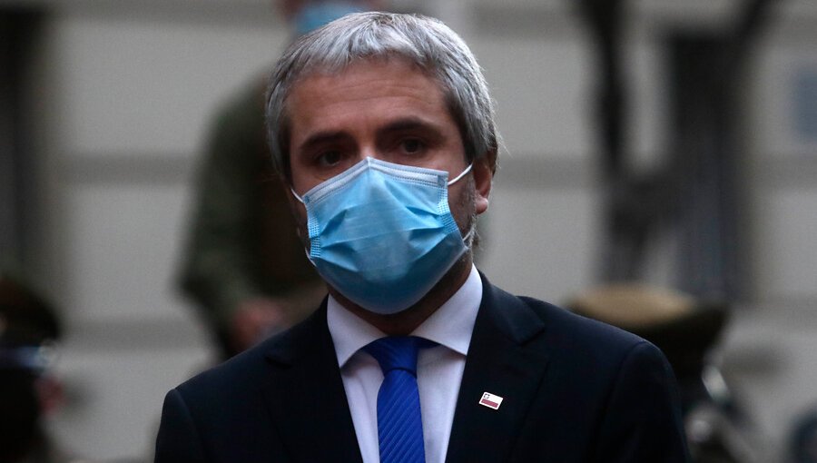 Protestas en El Bosque desatan críticas cruzadas entre Blumel con el PC y el FA