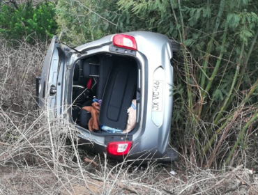 Vehículo menor desbarranca con dos mujeres a bordo en la ruta Las Palmas de Viña del Mar