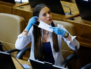 Camila Flores pide que isapres extiendan prestaciones a sus clientes que queden cesantes