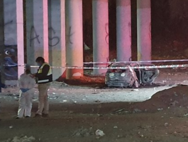 Investigan hallazgo de cuerpo calcinado al interior de vehículo abandonado en Quilicura
