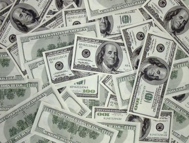 El dólar se desploma y queda al borde de caer por debajo de los $800