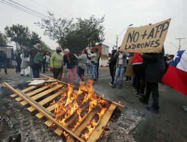 Vecinos de La Pintana protestaron por falta de alimentos y atención a pacientes