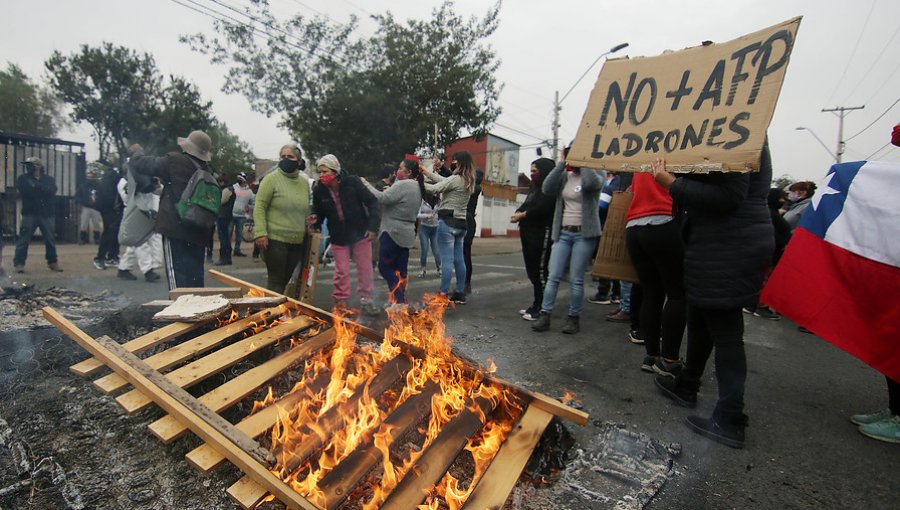 Vecinos de La Pintana protestaron por falta de alimentos y atención a pacientes