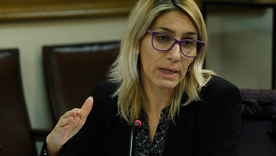 Diputada Erika Olivera pide sesión especial por conflicto de contratos en el fútbol