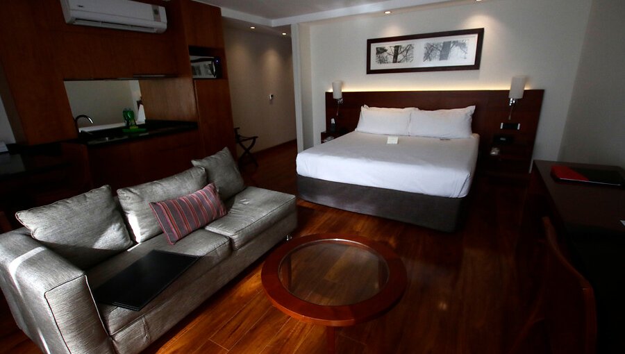 Las Condes y Lo Barnechea inauguraron las primeras residencias sanitarias destinadas a sus vecinos
