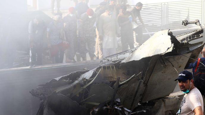 Al menos 97 muertos deja avión que se estrelló en la ciudad de Karachi en Pakistán