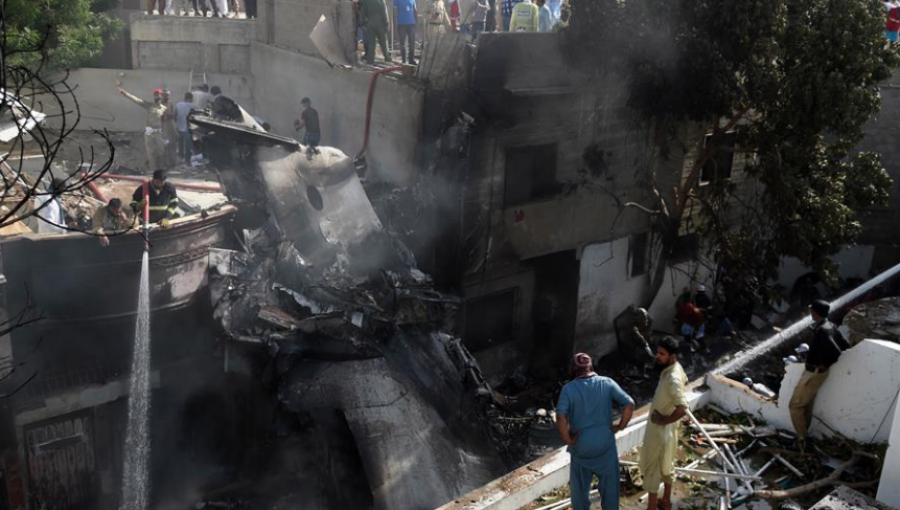 Avión con 107 pasajeros a bordo se estrella en Karachi, la ciudad más grande de Pakistán