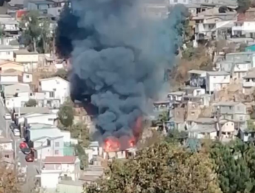 Dos viviendas fueron consumidas por incendio estructural que comenzó en una quebrada del cerro Barón de Valparaíso