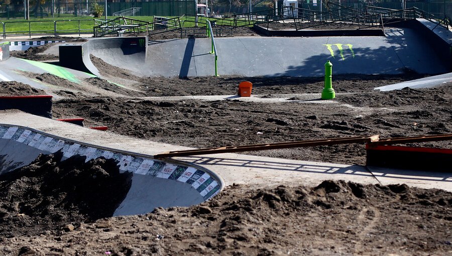 Municipalidad de Santiago cubrió con toneladas de tierra el skatepark del Parque de los Reyes