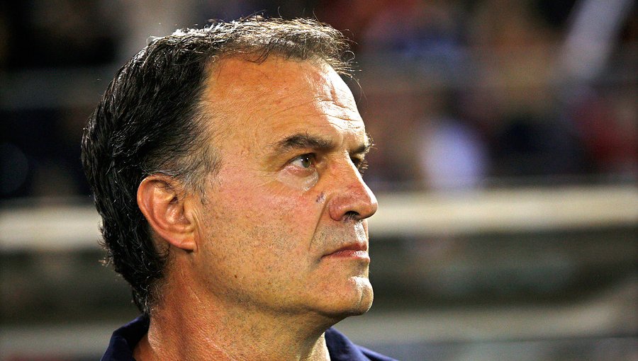 Marcelo Bielsa podría dejar Inglaterra y dirigir a un chileno en la liga italiana