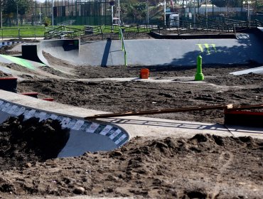 Municipalidad de Santiago cubrió con toneladas de tierra el skatepark del Parque de los Reyes