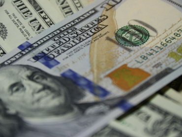 El precio del dólar operó la alza, pero finalizó la semana cayendo 20 pesos