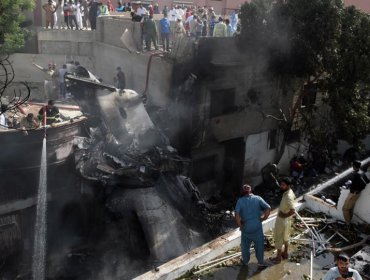 Avión con 107 pasajeros a bordo se estrella en Karachi, la ciudad más grande de Pakistán